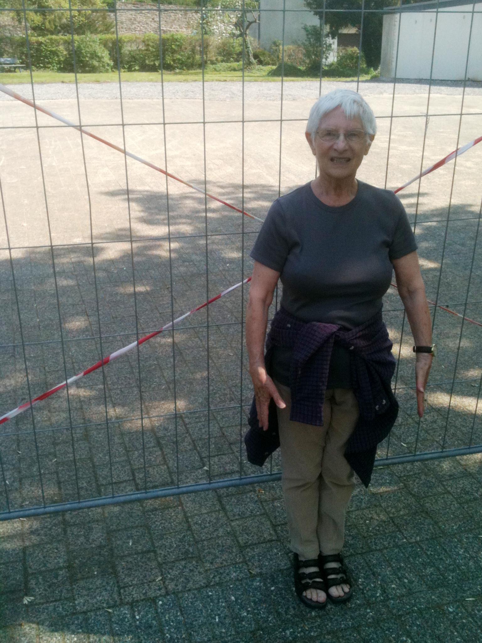 In Gemünd Hanna standing before her first school yard